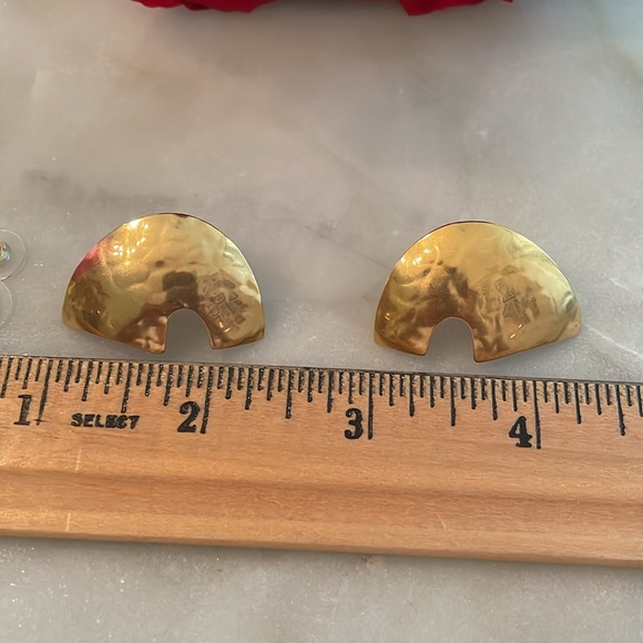 Vintage hammered gold tone metal pierced earrings, ~ 1.5”X 1” - Picture 6 of 6